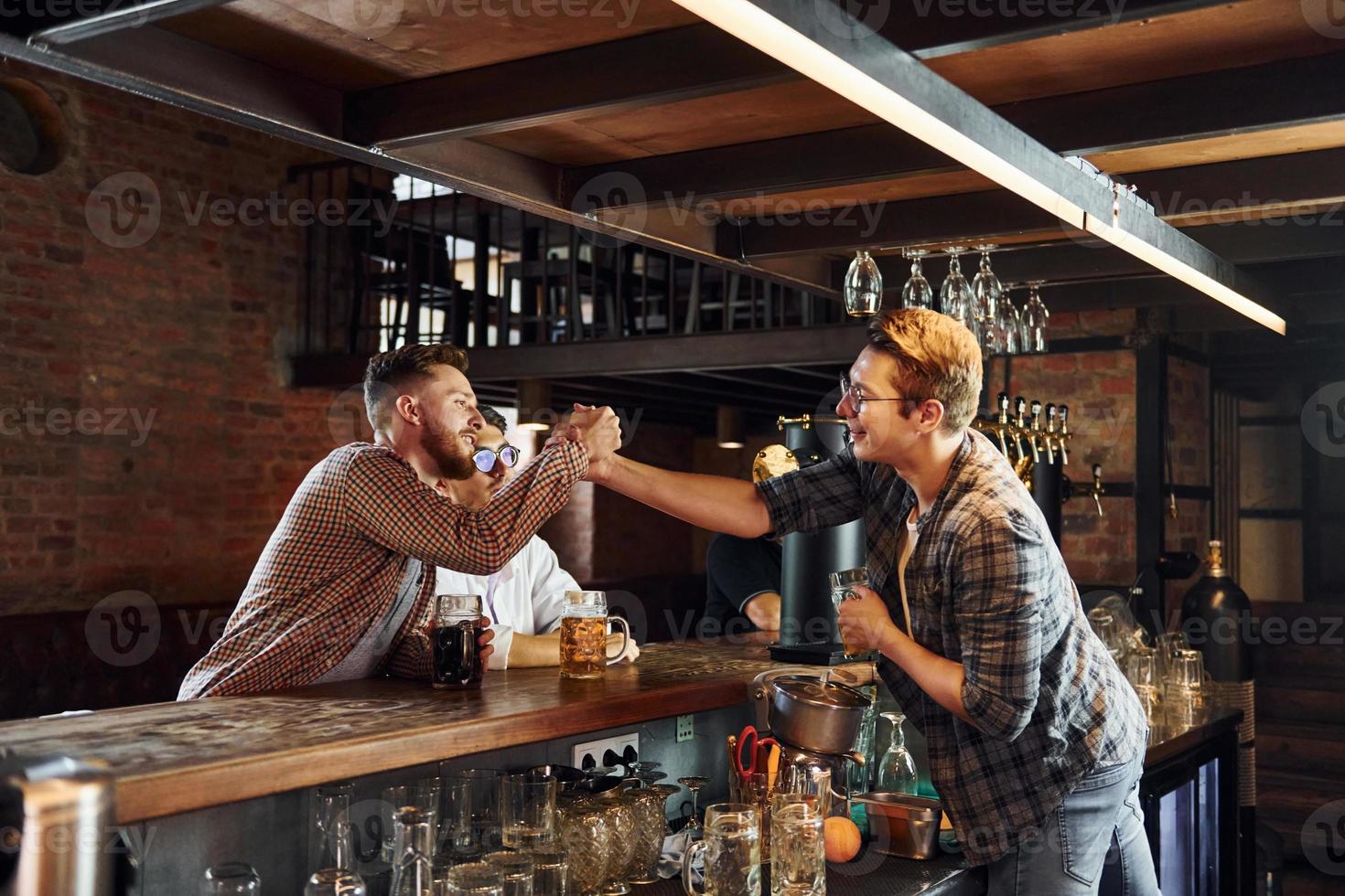 ansiktsbehandling uttryck. människor i tillfällig kläder Sammanträde i de pub foto