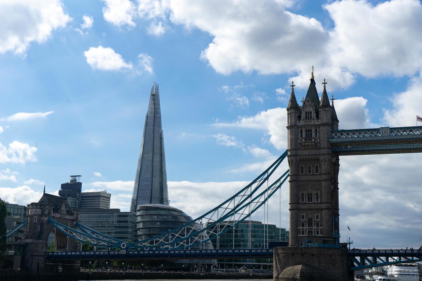 London Tower Bridge under en blå himmel foto