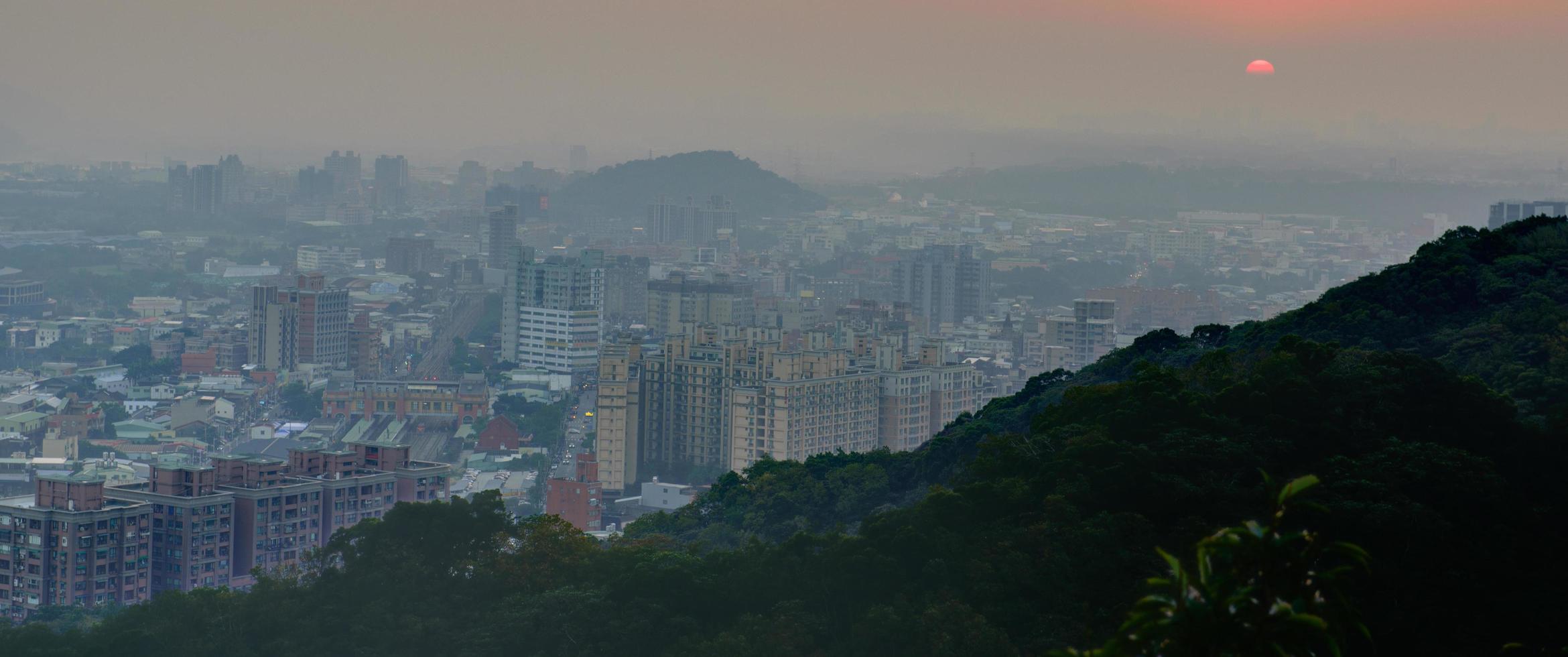 utsikt över en stad vid solnedgången från ett berg foto