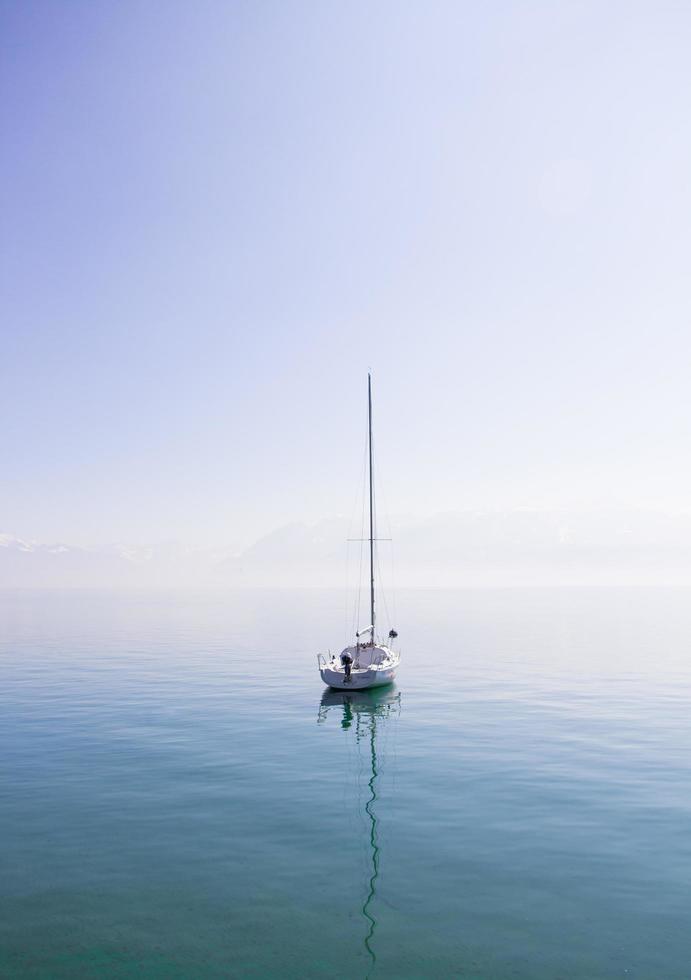 lausanne, schweiz, 2020 - vit båt på en vattendrag foto