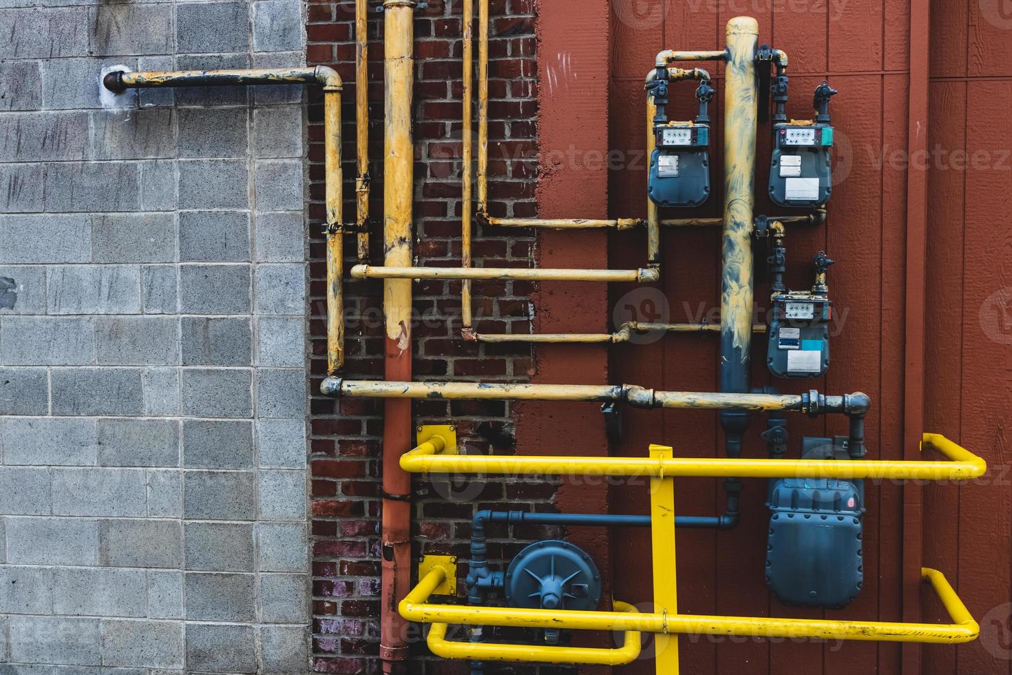 gas och elektrisk meter med ljus gul rör foto