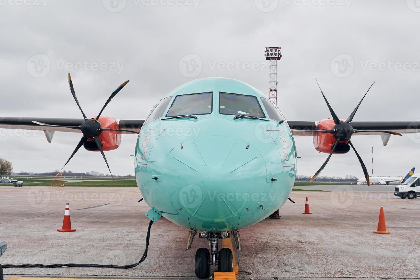 retro stil. turboprop flygplan parkerad på de bana på dagtid foto