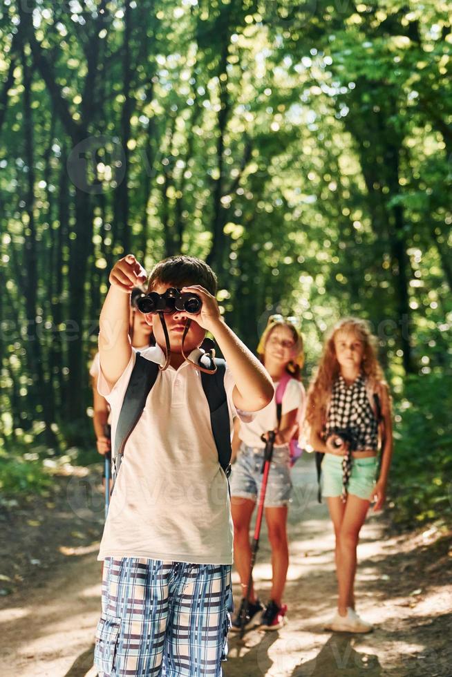 skön natur. barn promenader i de skog med resa Utrustning foto