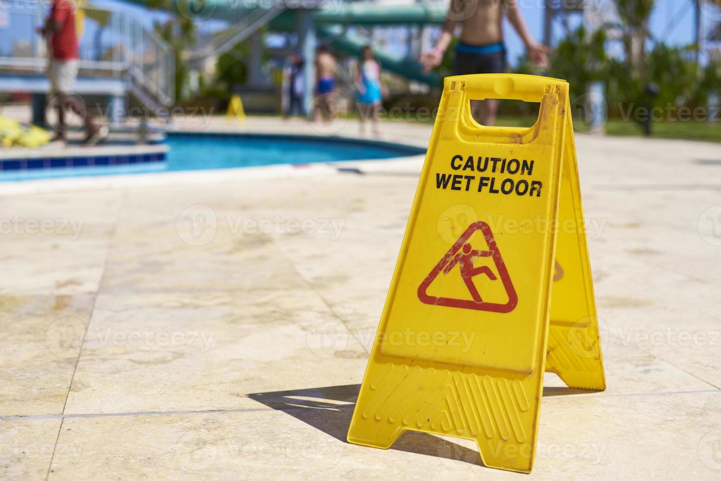 gul våt golv varning tecken i sommar dag, närbild foto