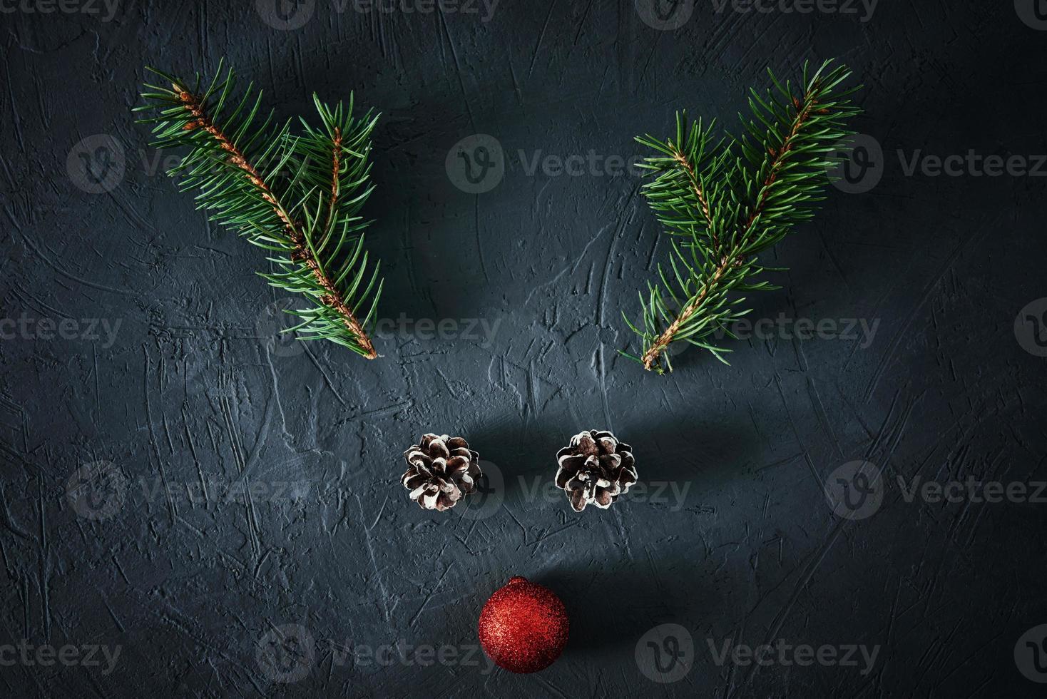 jul rådjur tillverkad av gran träd grenar och festlig struntsak foto
