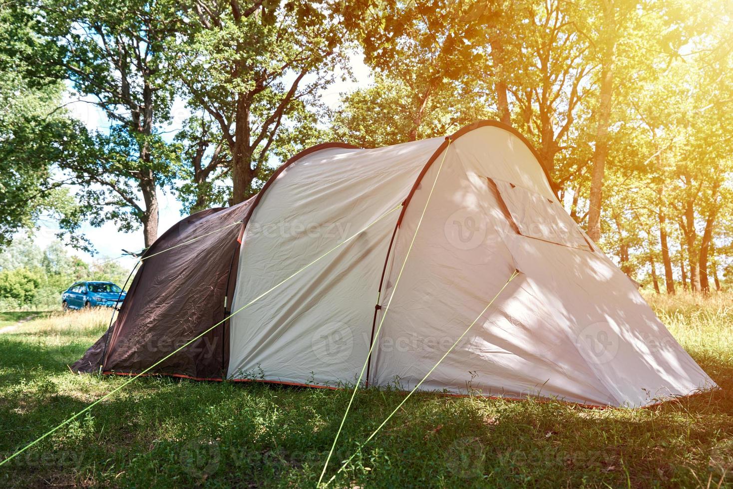 campimg tält i tall skog i en sommar dag. turist läger foto