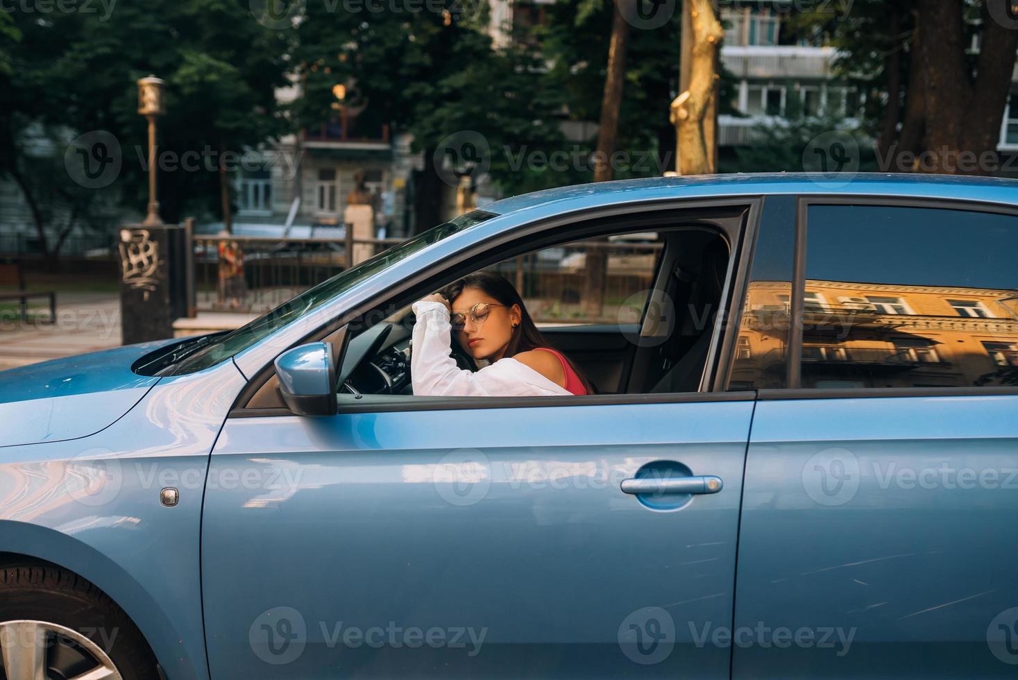 kvinna föll sovande i bil medan körning foto