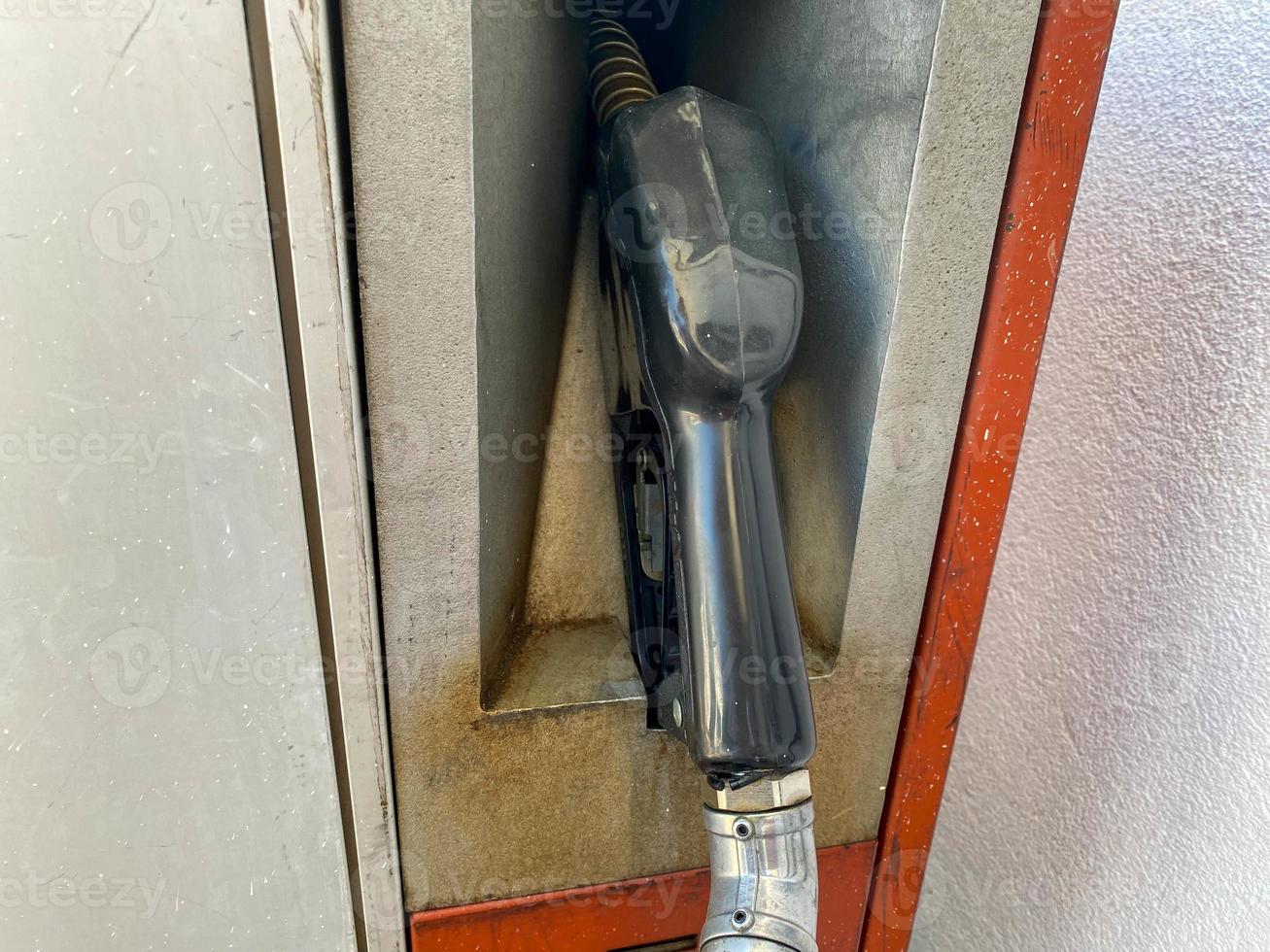 bensin och diesel distributör på de gas station. gas pump munstycken. bensin fyllning pistol närbild på de gas station. färgrik bensin pump fyllning munstycken. bränsle pump foto