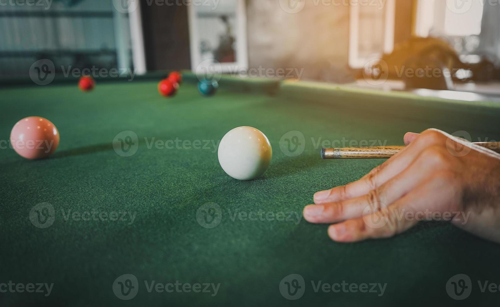 stänga upp på handens snooker spelare och vit och röd snooker boll eller slå samman på de snooker tabell. de konkurrens snooker spel, slå vad. inomhus- sport begrepp. foto