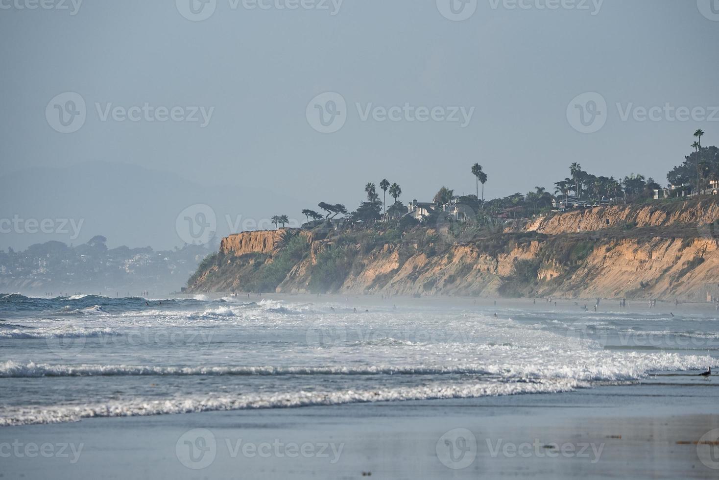 naturskön se av vågor stänk i hav förbi klippig klippa på san Diego foto