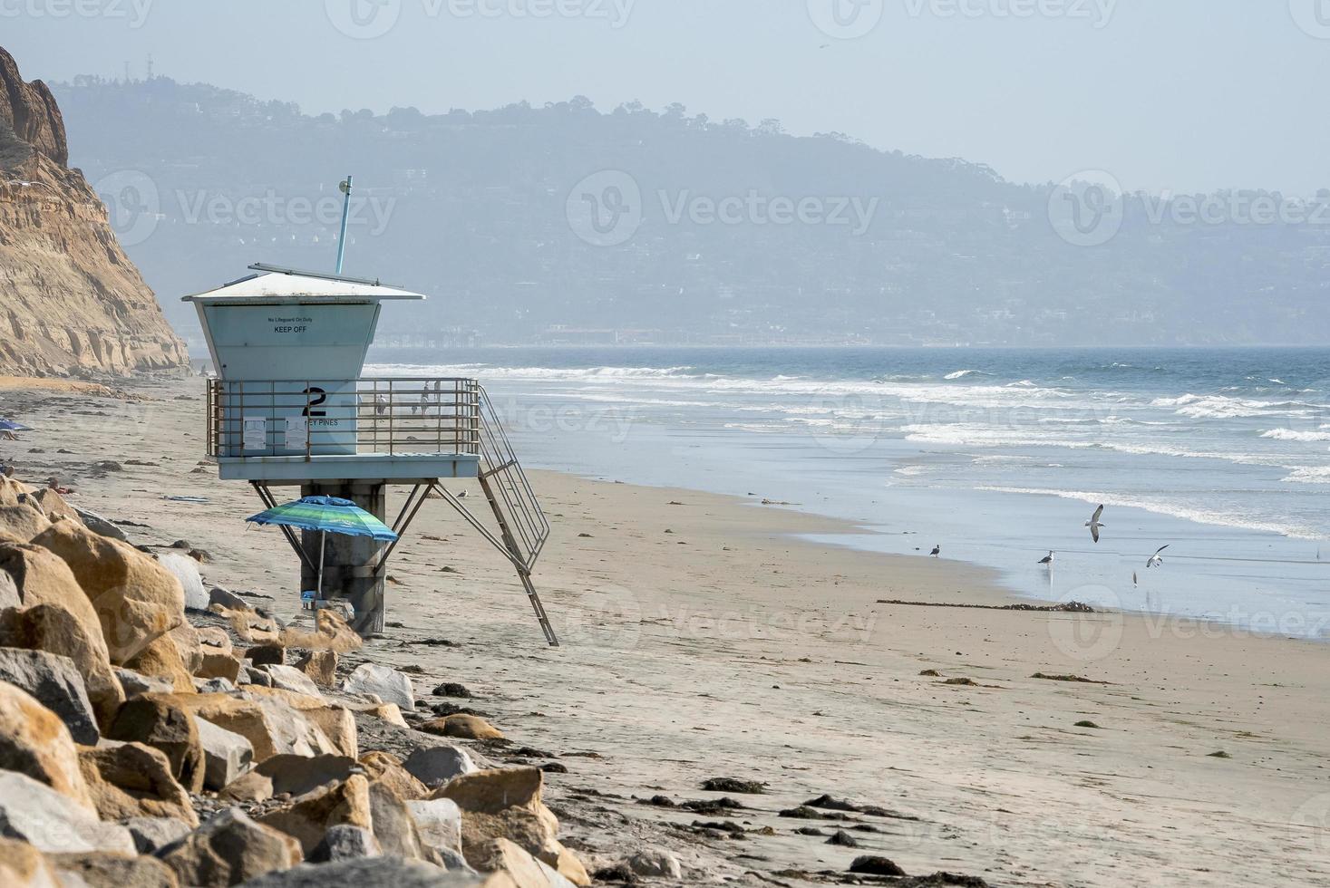 livräddare hydda på sandig strand och vågor stänk i hav på san Diego foto