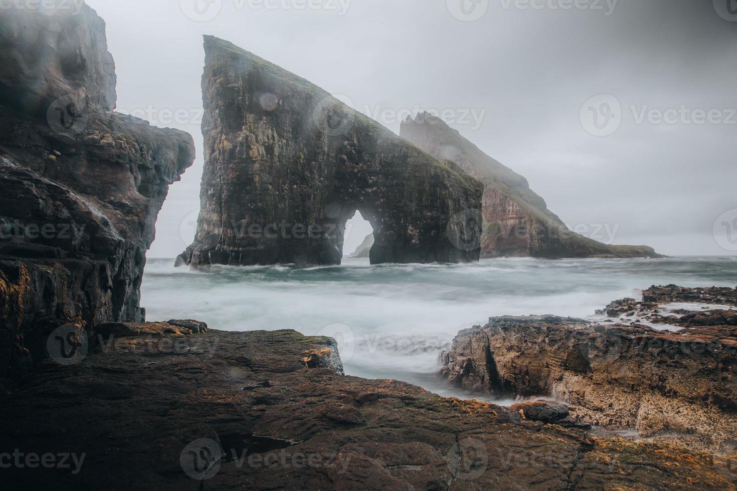 drangarnir och tindholmur i de faroe öar foto