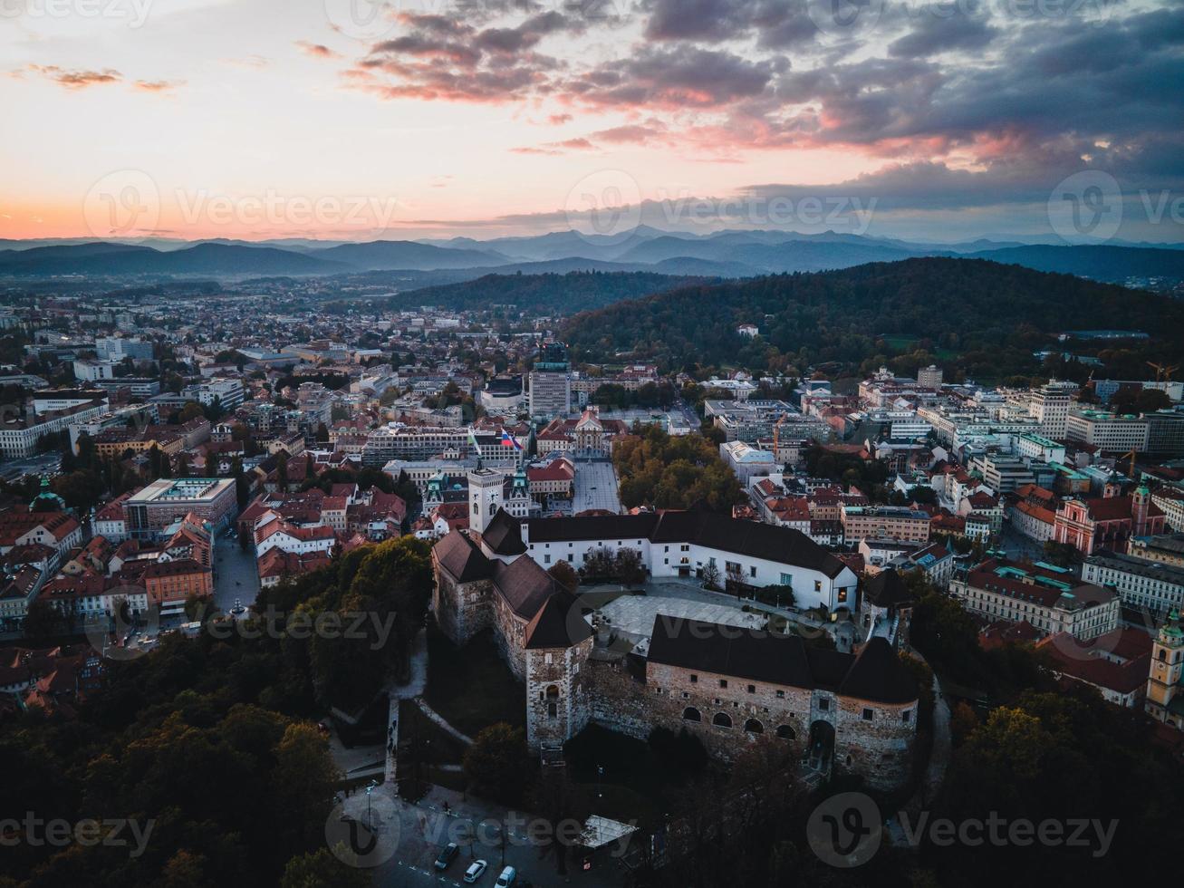 Drönare visningar av ljubljana slott i slovenien foto