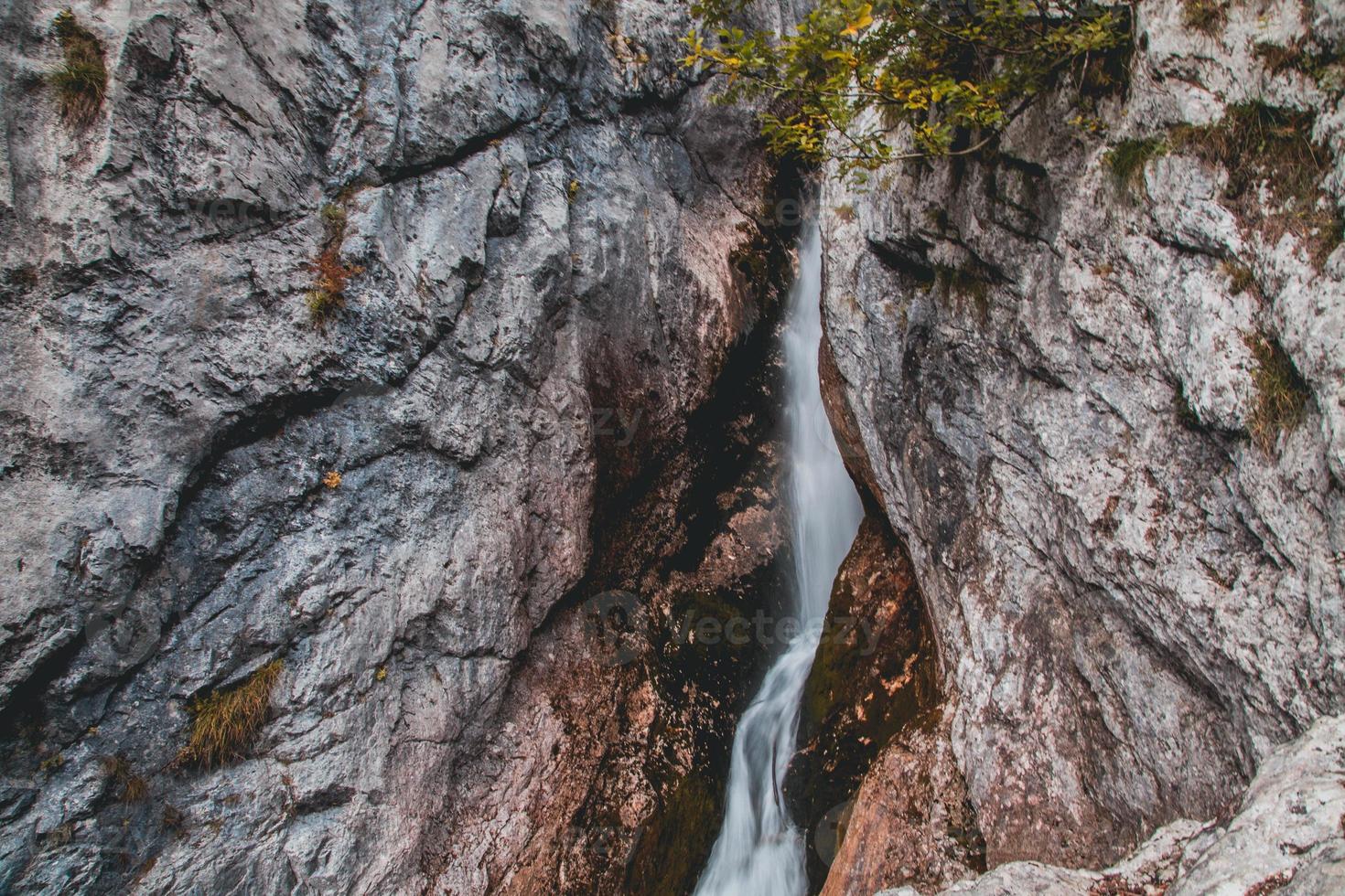 källa av de soca flod i triglav nationell parkera i slovenien foto