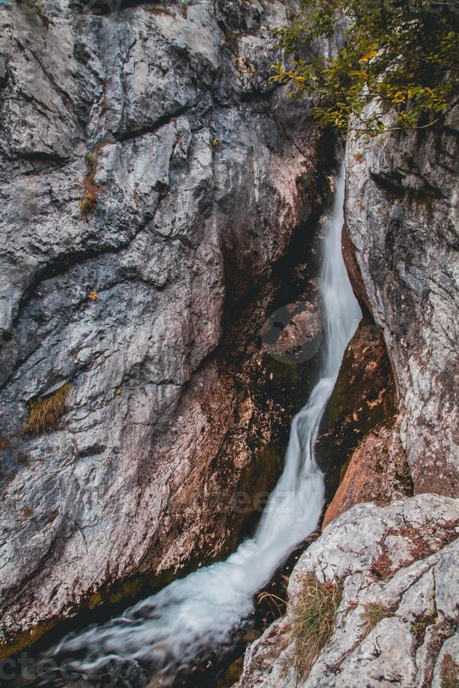 källa av de soca flod i triglav nationell parkera i slovenien foto