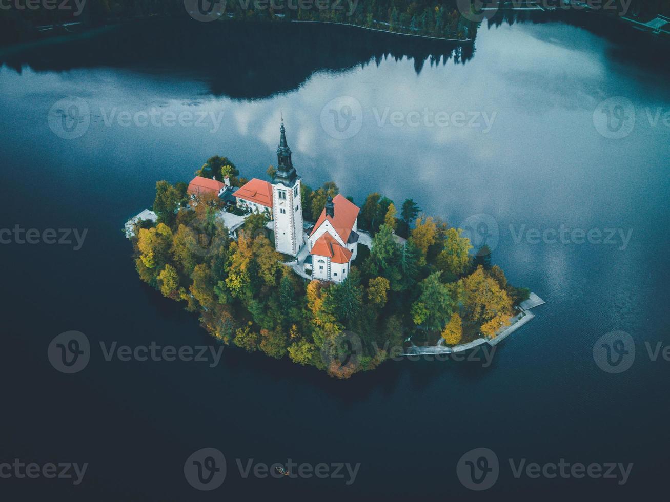 Drönare visningar av de pilgrimsfärd kyrka av de antagande av maria i blödde, slovenien foto