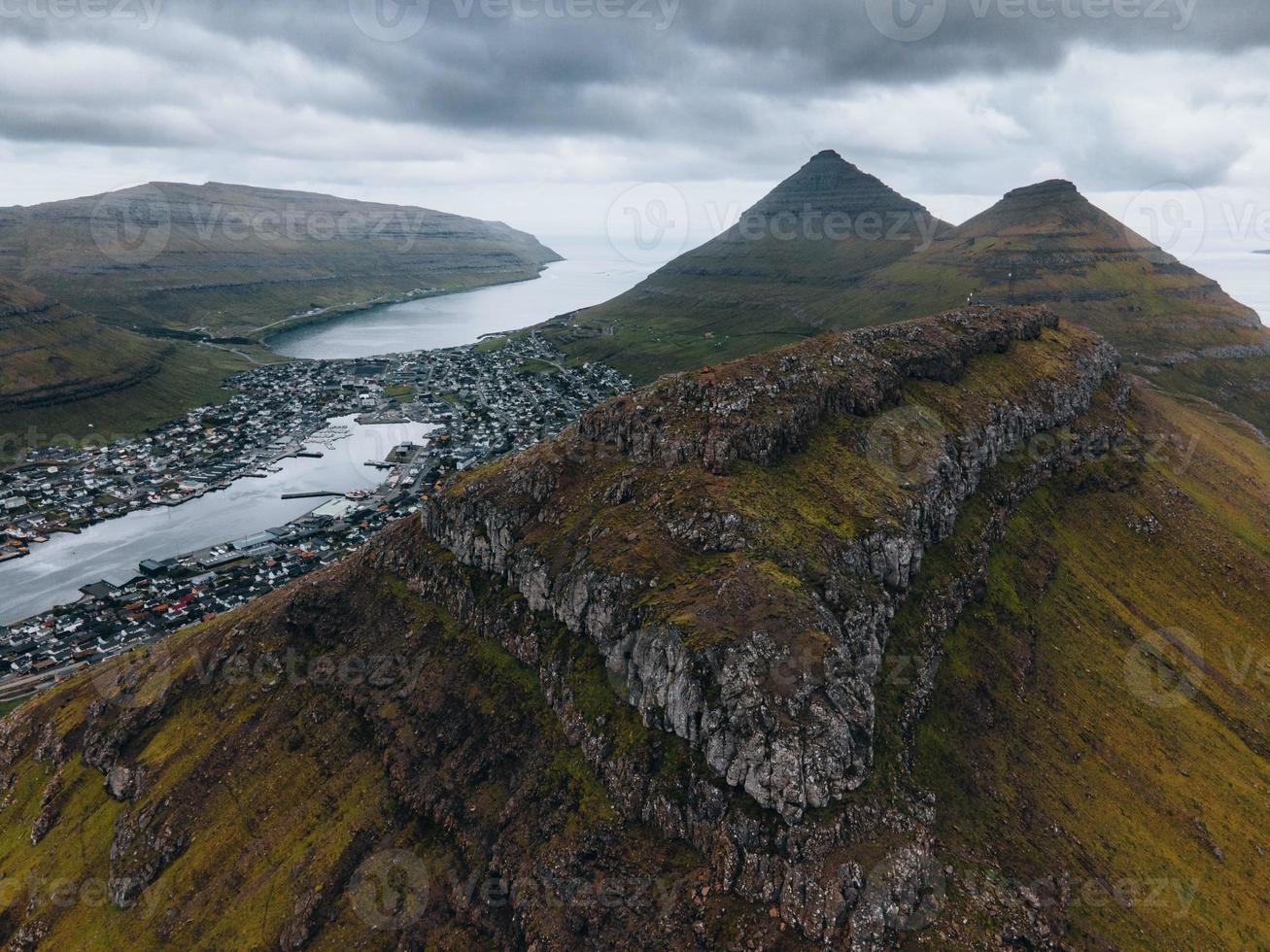 de stad av klaksvik i faroe öar foto