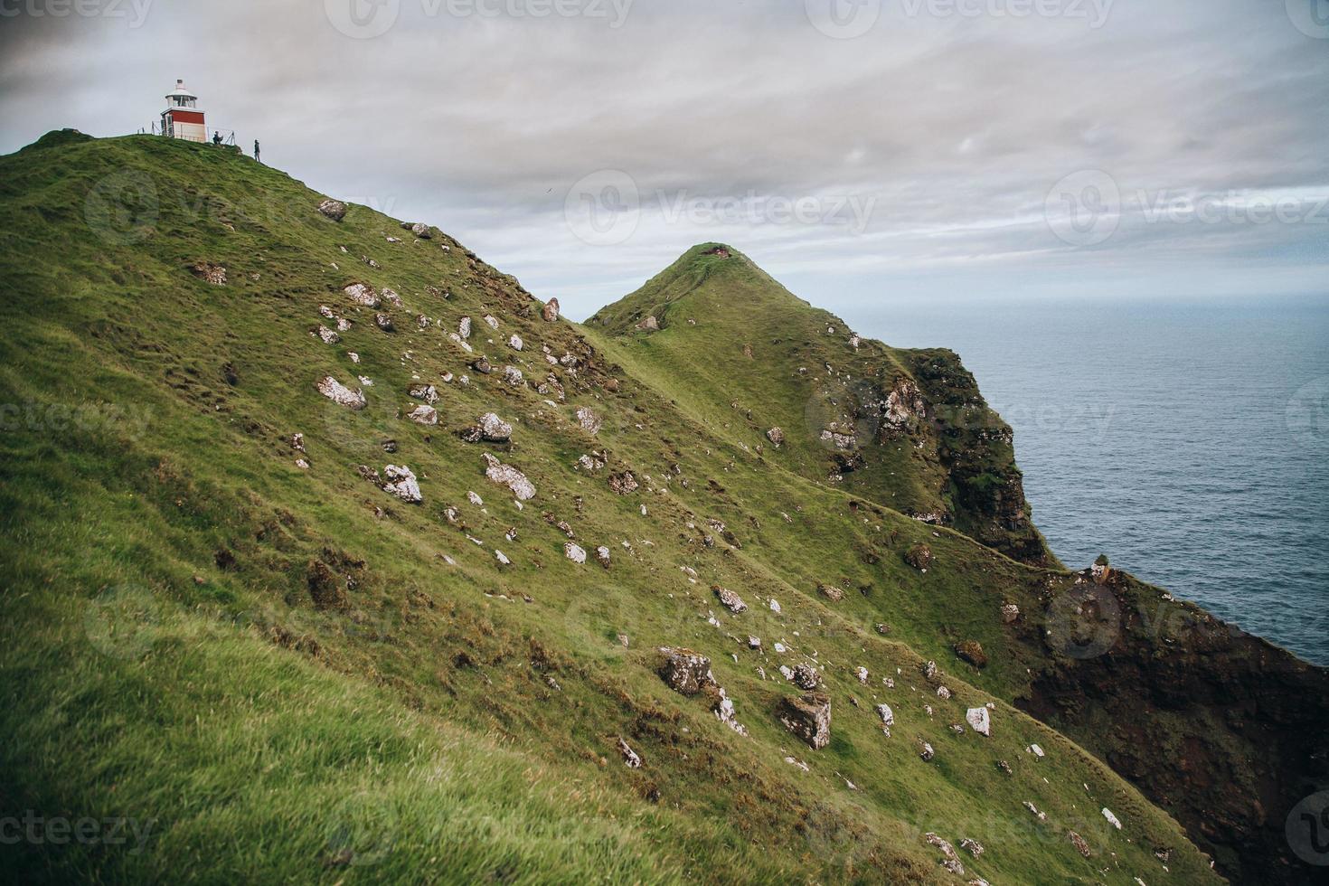 kallur fyr på troller på kalsoy, faroe öar foto