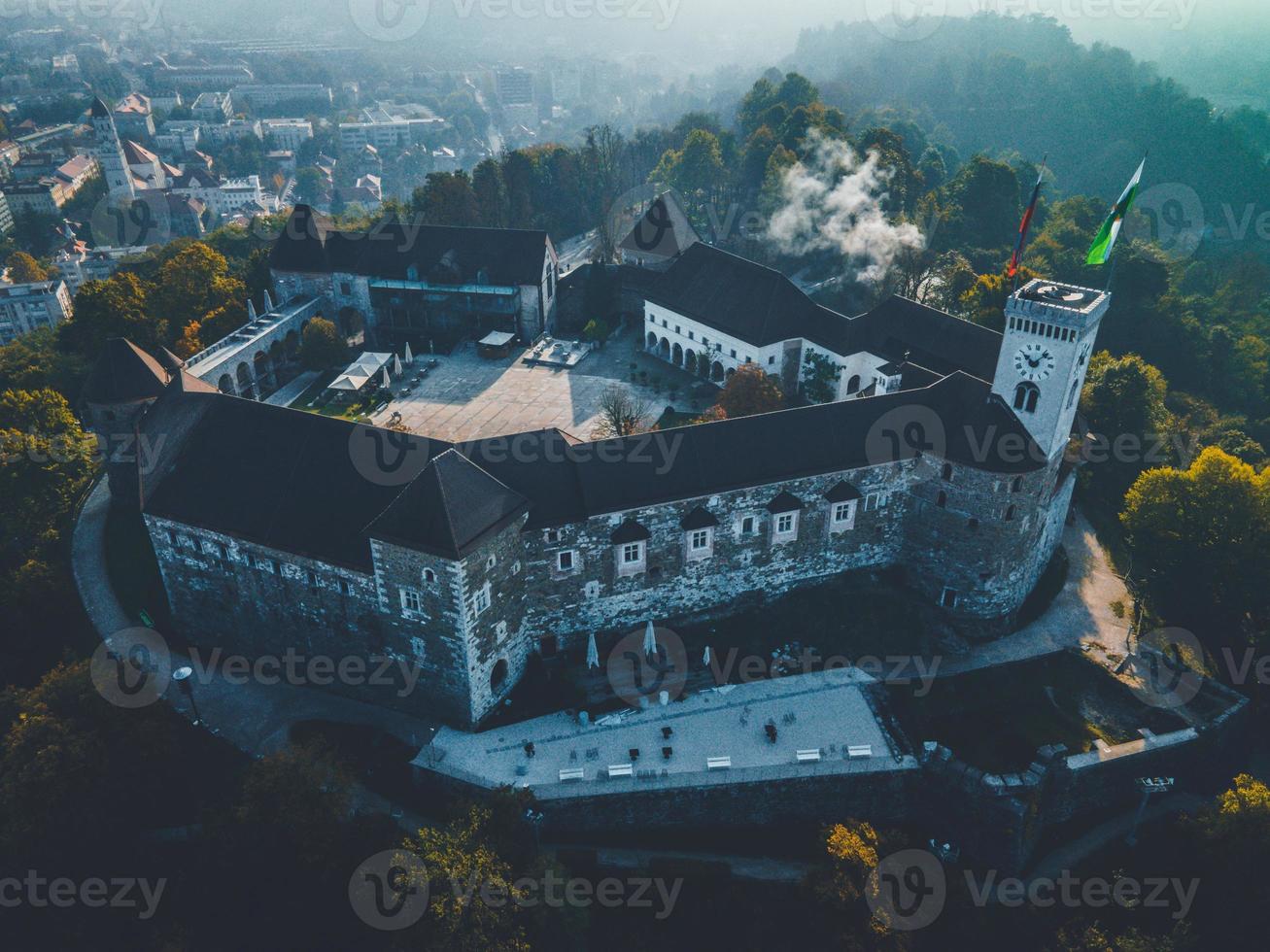 Drönare visningar av ljubljana slott i slovenien foto