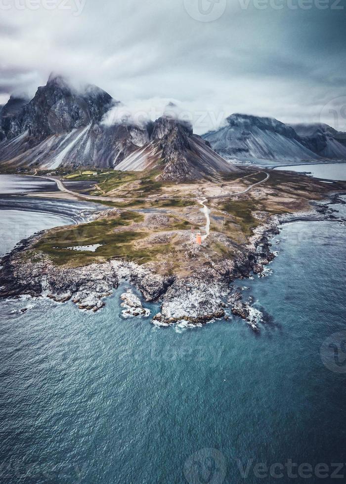 hvalnes fyr på de sydlig kust av island foto