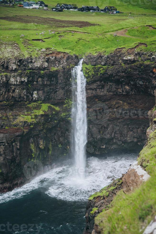 mulafossur vattenfall nära gasadalur i de faroe öar foto