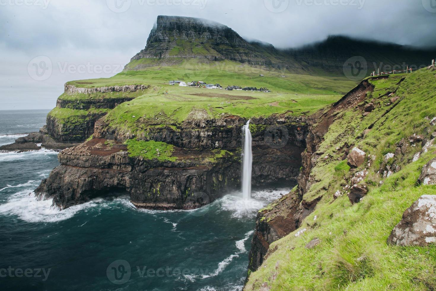 mulafossur vattenfall nära gasadalur i de faroe öar foto