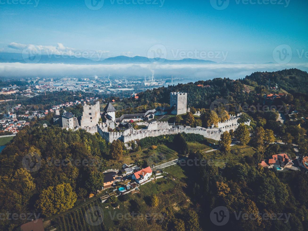 Drönare se av celje slott i slovenien foto