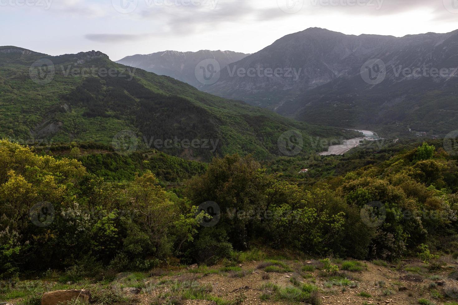 vår landskap från de bergen av grekland foto