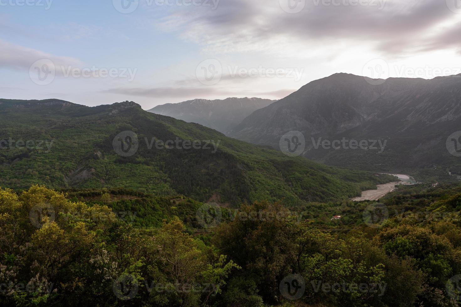 vår landskap från de bergen av grekland foto