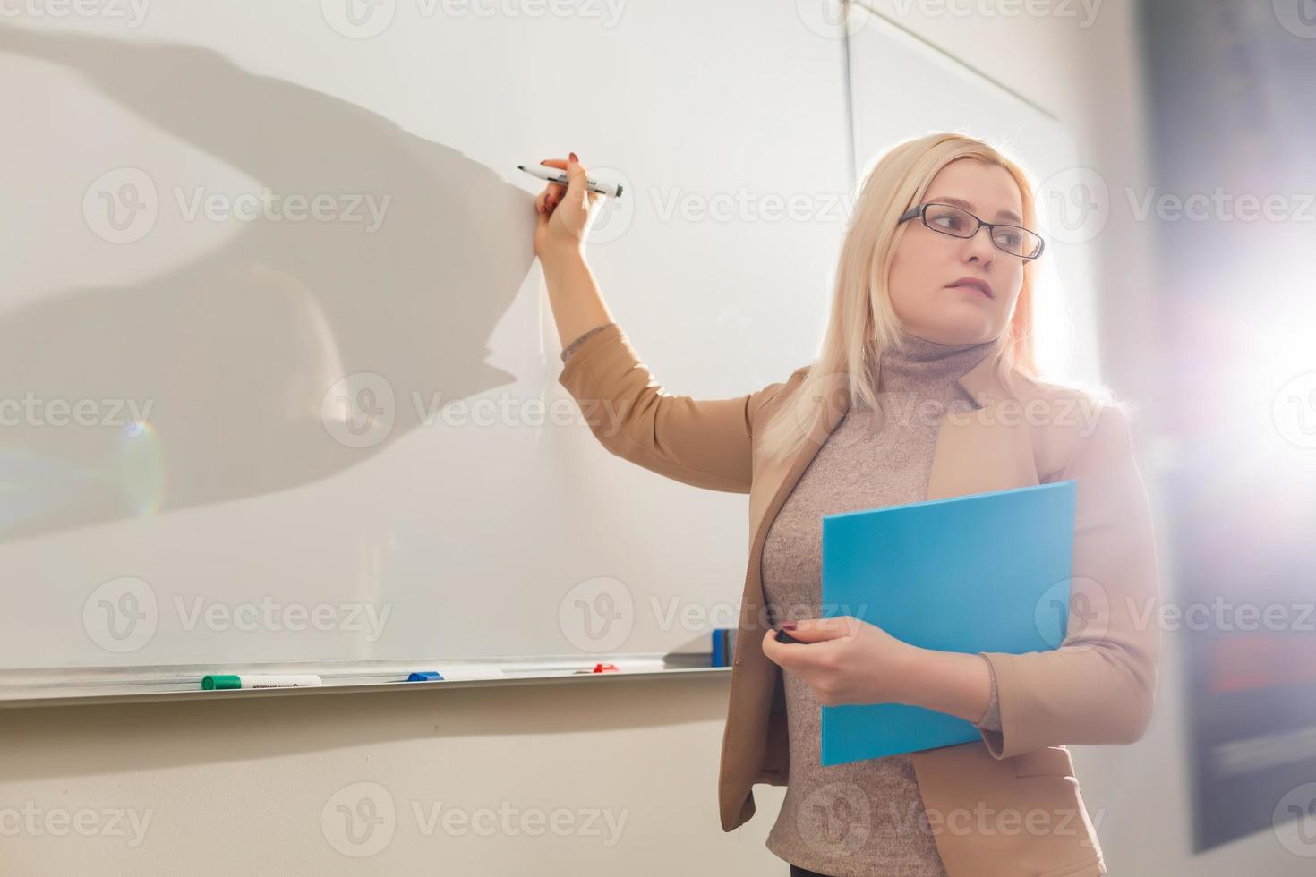 porträtt av Lycklig lärare i klassrum foto