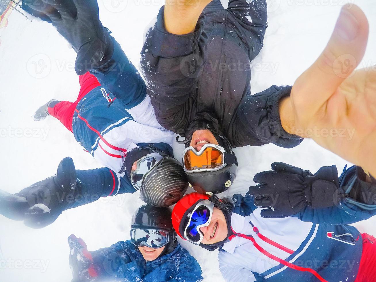 grupp av mitten åldrig par på åka skidor Semester i bergen foto