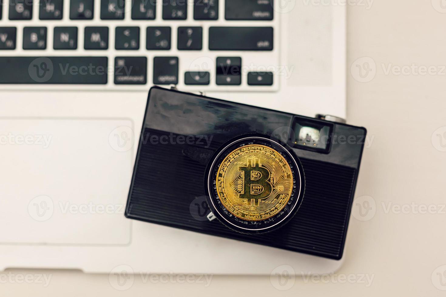 kryptovaluta fysisk bitcoin mynt i fisköga linser kamera foto