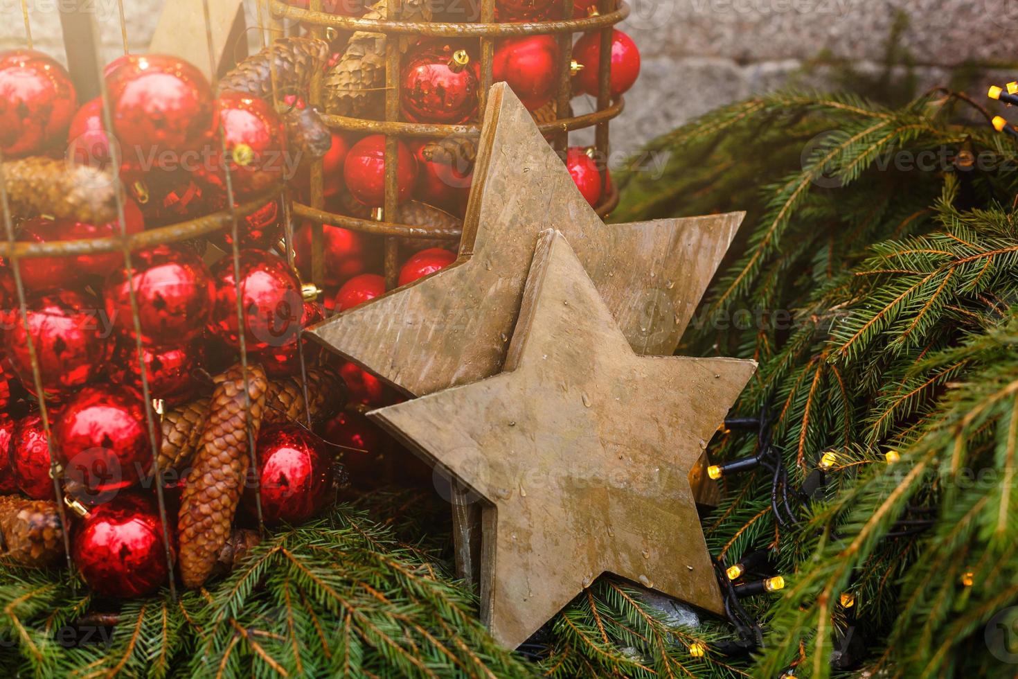 jul dekoration. jul stjärna på rustik mörk trä- bakgrund foto
