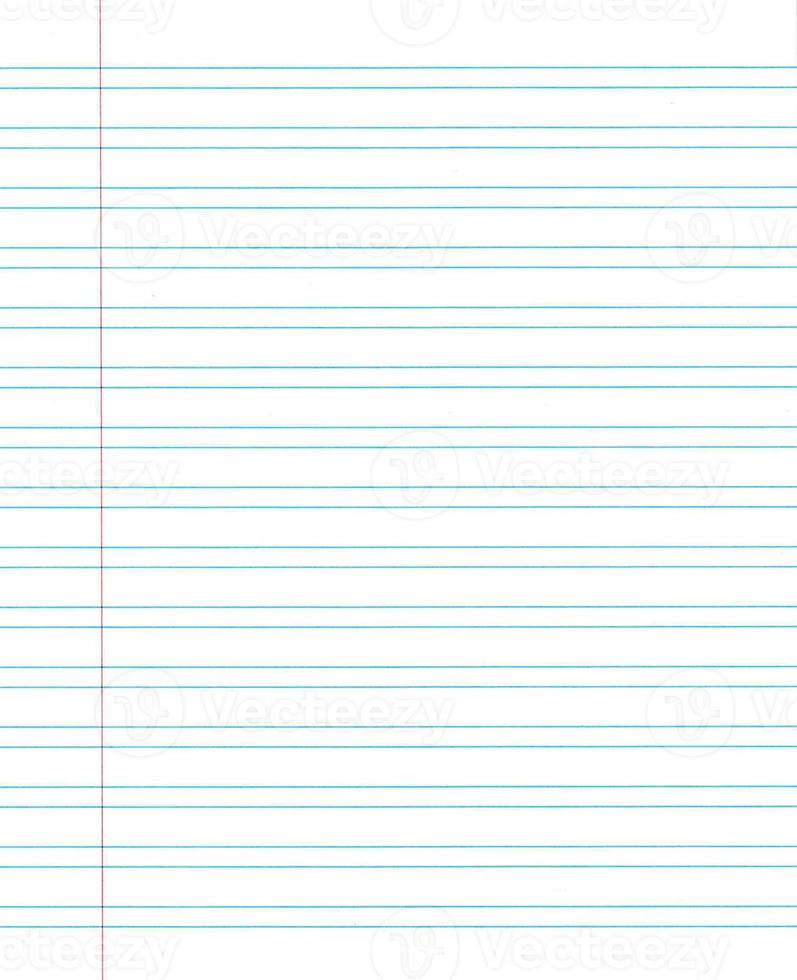 tom blå rader papper av anteckningsbok med vertikal röd linje på de vänster sida. foto
