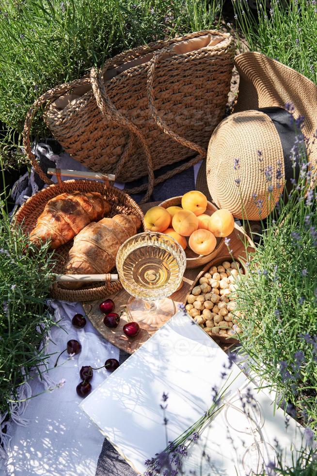 sommarpicknick på ett lavendelfält foto