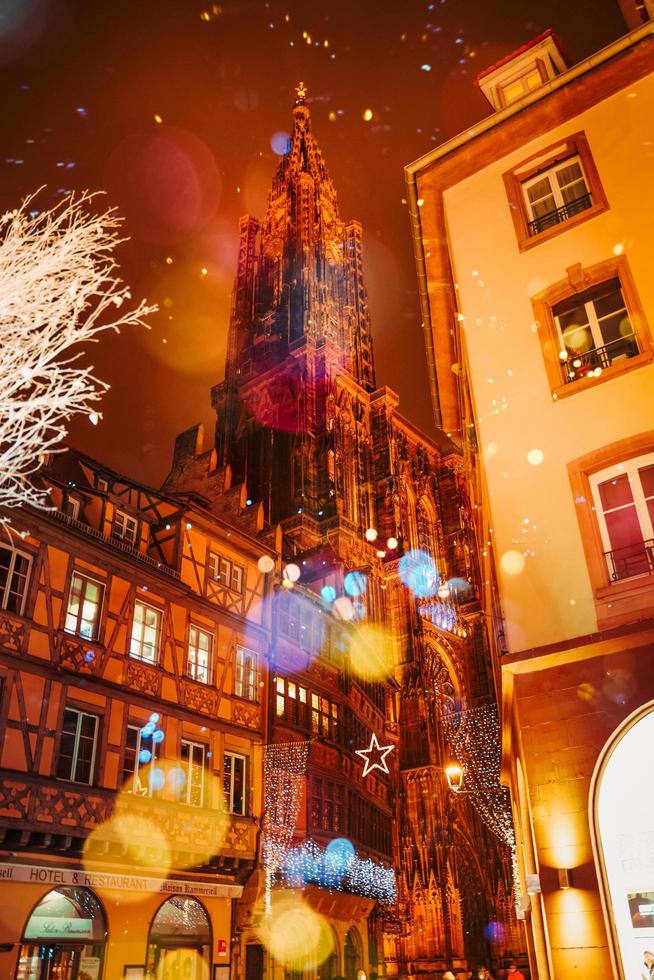 strasbourg, Frankrike - december 2020 - katedral notre dame med jul illumination foto