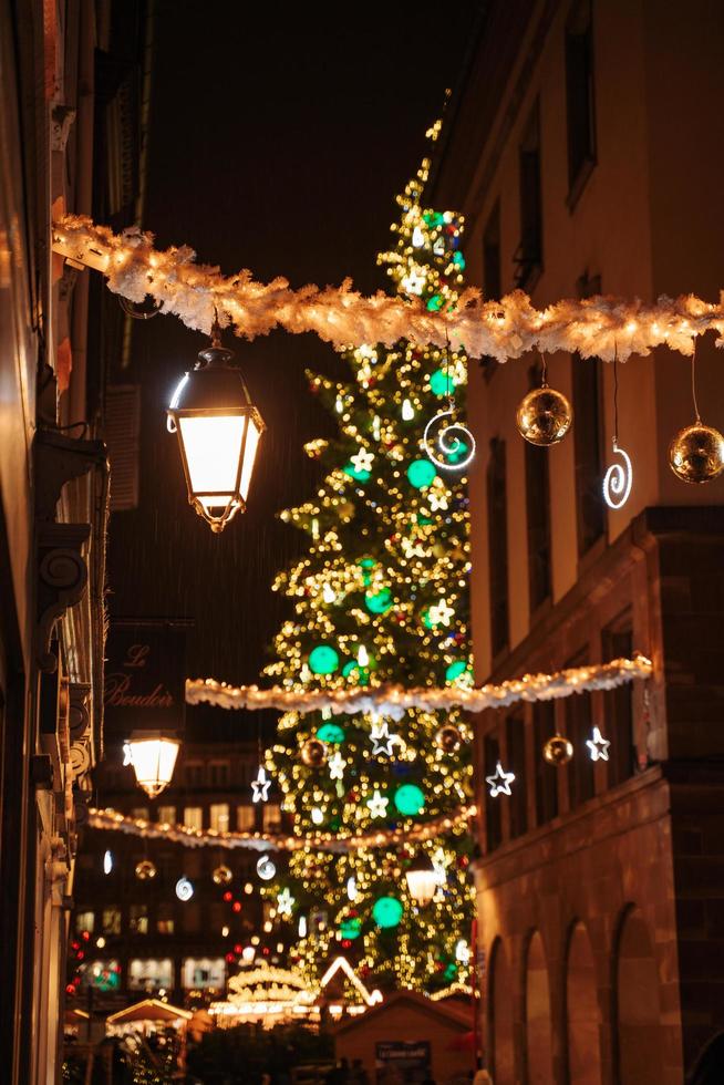 strasbourg, Frankrike - december 2021 - jul träd i plats kleber och gata dekorationer foto