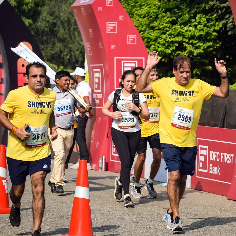 ny delhi, Indien - oktober 16 2022 - vedanta delhi halv maraton lopp efter covid i som maraton deltagarna handla om till korsa de Avsluta linje, delhi halv maraton 2022 foto