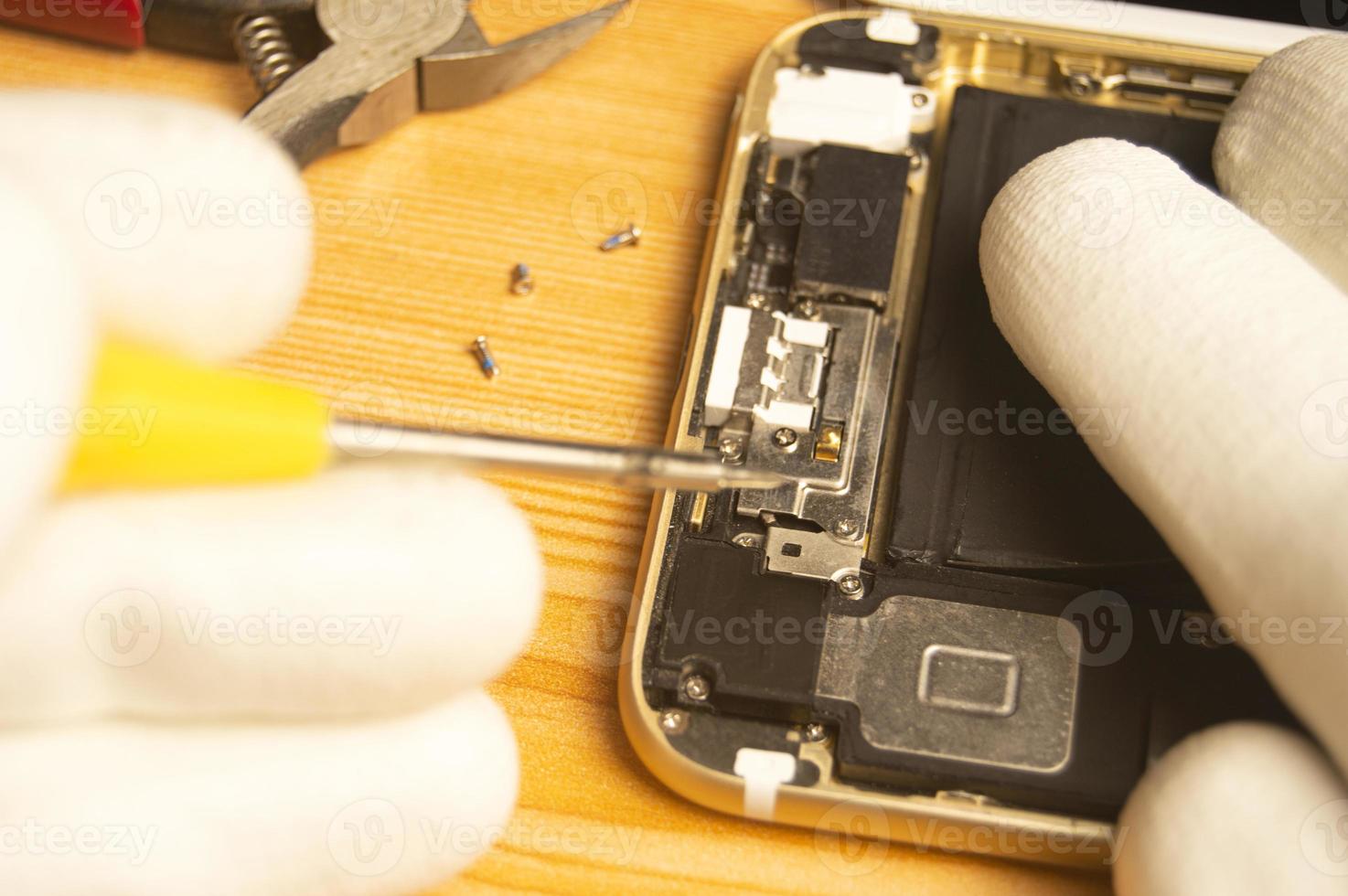 topp se av en tekniker reparation en smartphone foto
