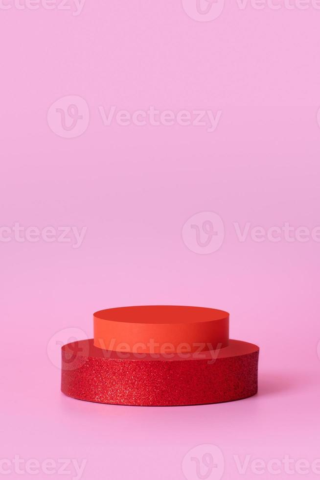 falsk upp röd podium skede eller piedestal på rosa bakgrund för din Produkter foto