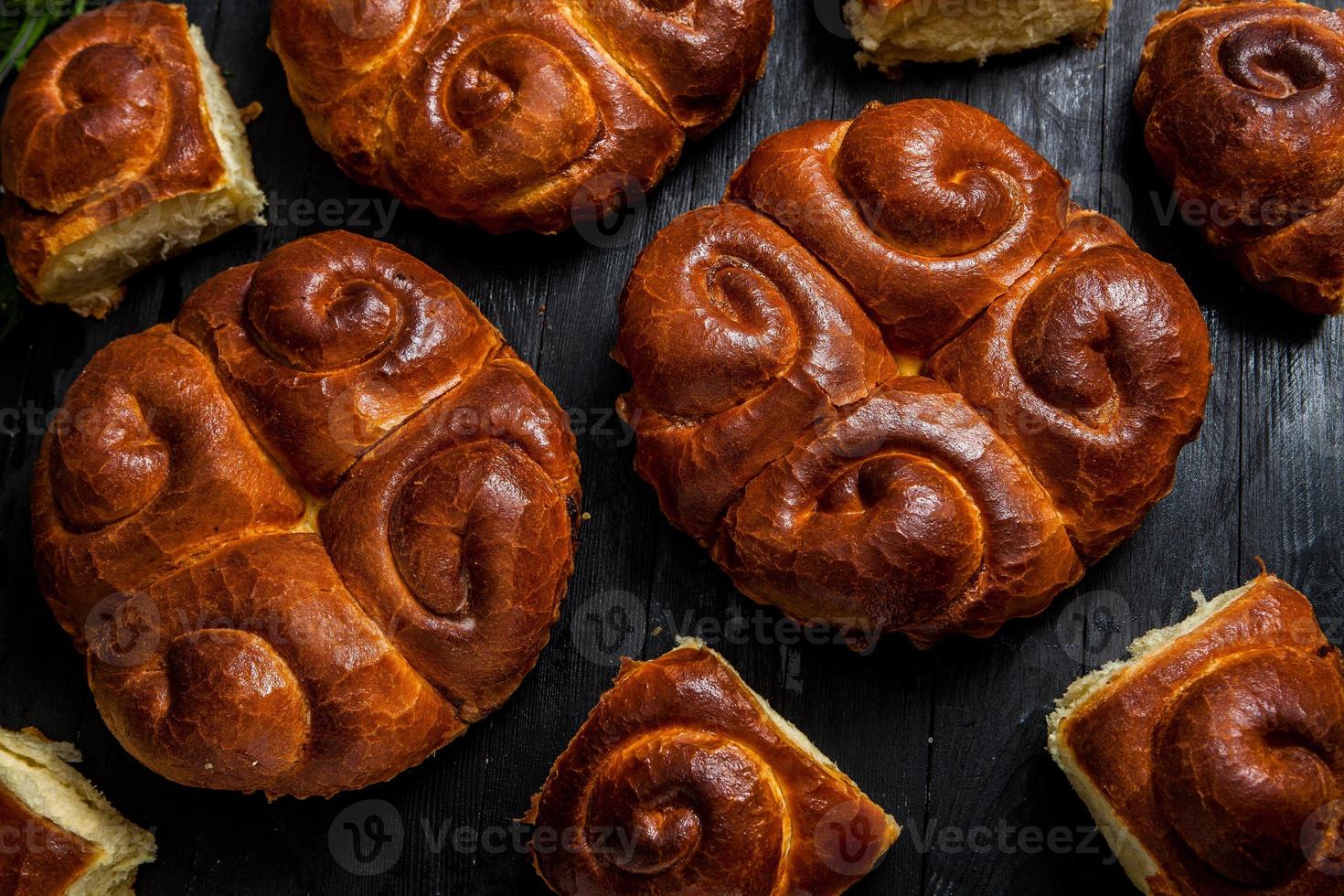 färsk bröd från de ugn. traditionell ost paj från rumänien kallad saralie. hemlagad bröd tillverkad från vit vete mjöl. foto