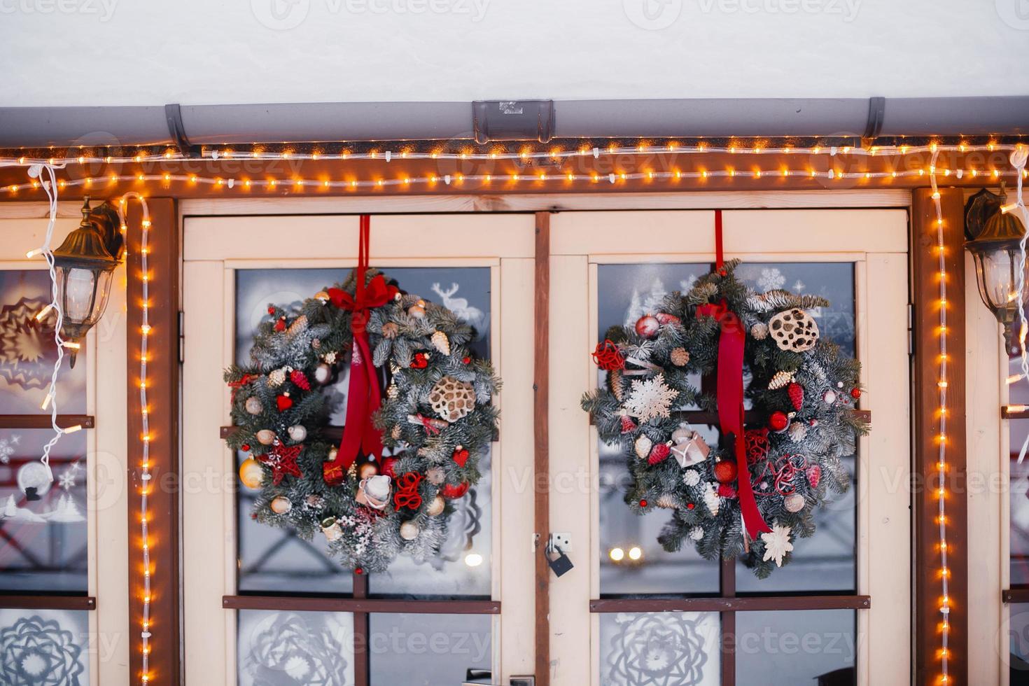 färgade glas dörrar dekorerad med jul kransar för jul och vinter- högtider foto