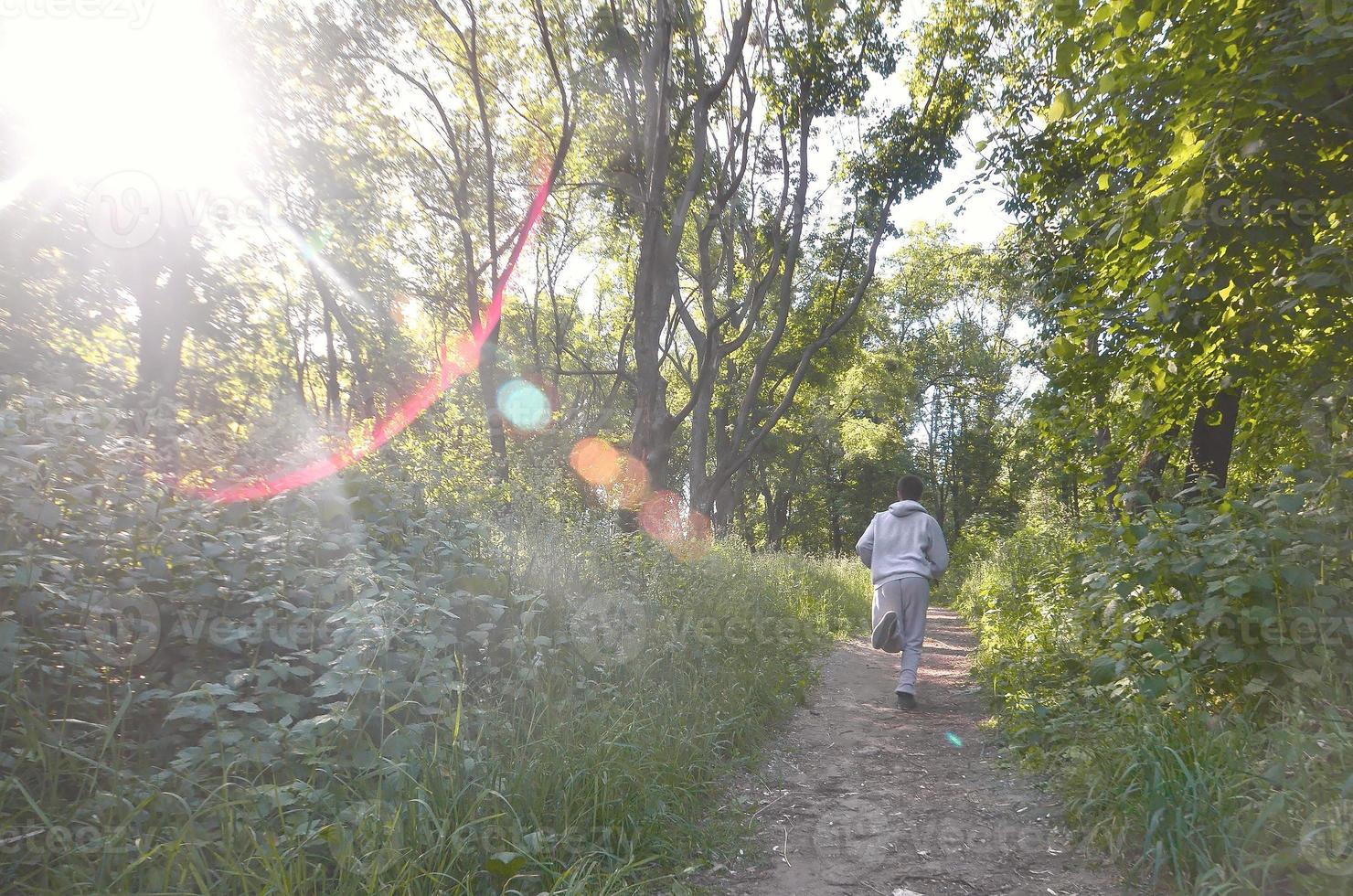 en ung kille i en grå sporter kostym kör längs de väg bland de foto