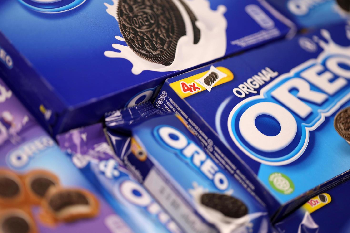 Kharkov, ukraina - december 8, 2020 oreo smörgås småkakor och blå produkt lådor på vit tabell. oreo är en smörgås kaka med en ljuv grädde är de bäst försäljning kaka i oss foto