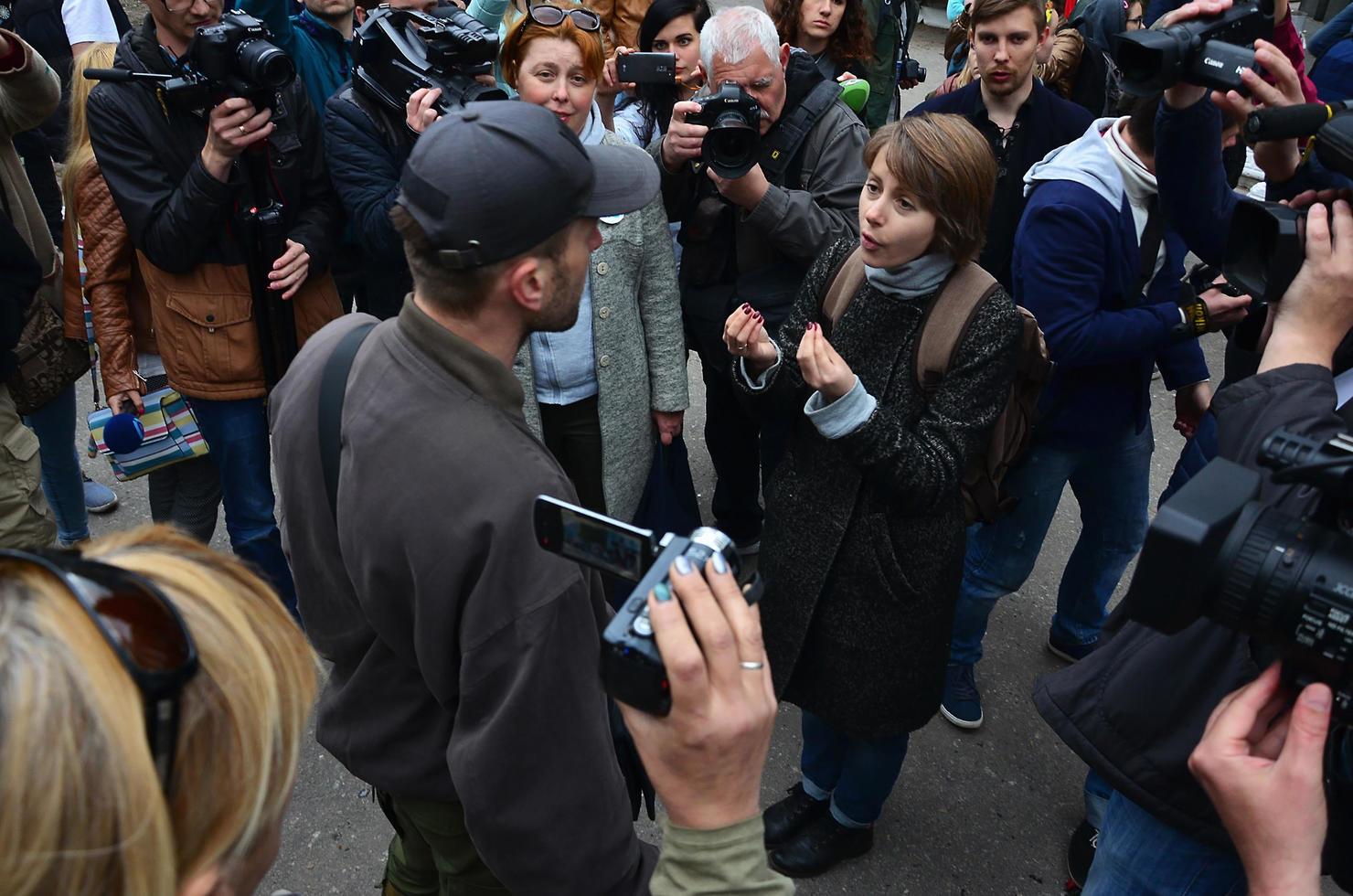 Kharkov, ukraina - Maj 17, 2017 diskussioner mellan de organisation av nazisterna och patrioter mot aktivister av de först HBTQ verkan i kharkov foto