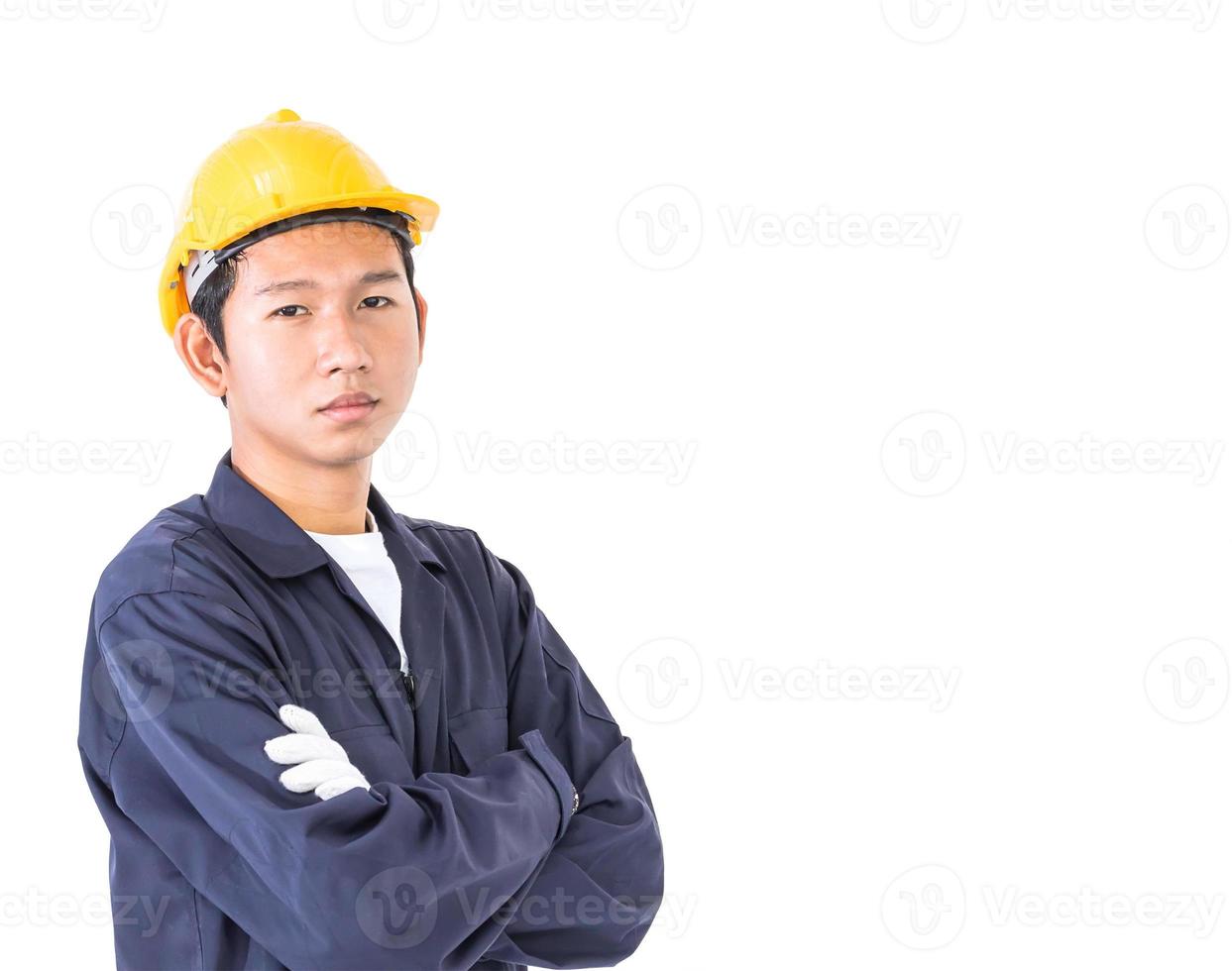 ung arbetstagare stående med ärm korsade foto