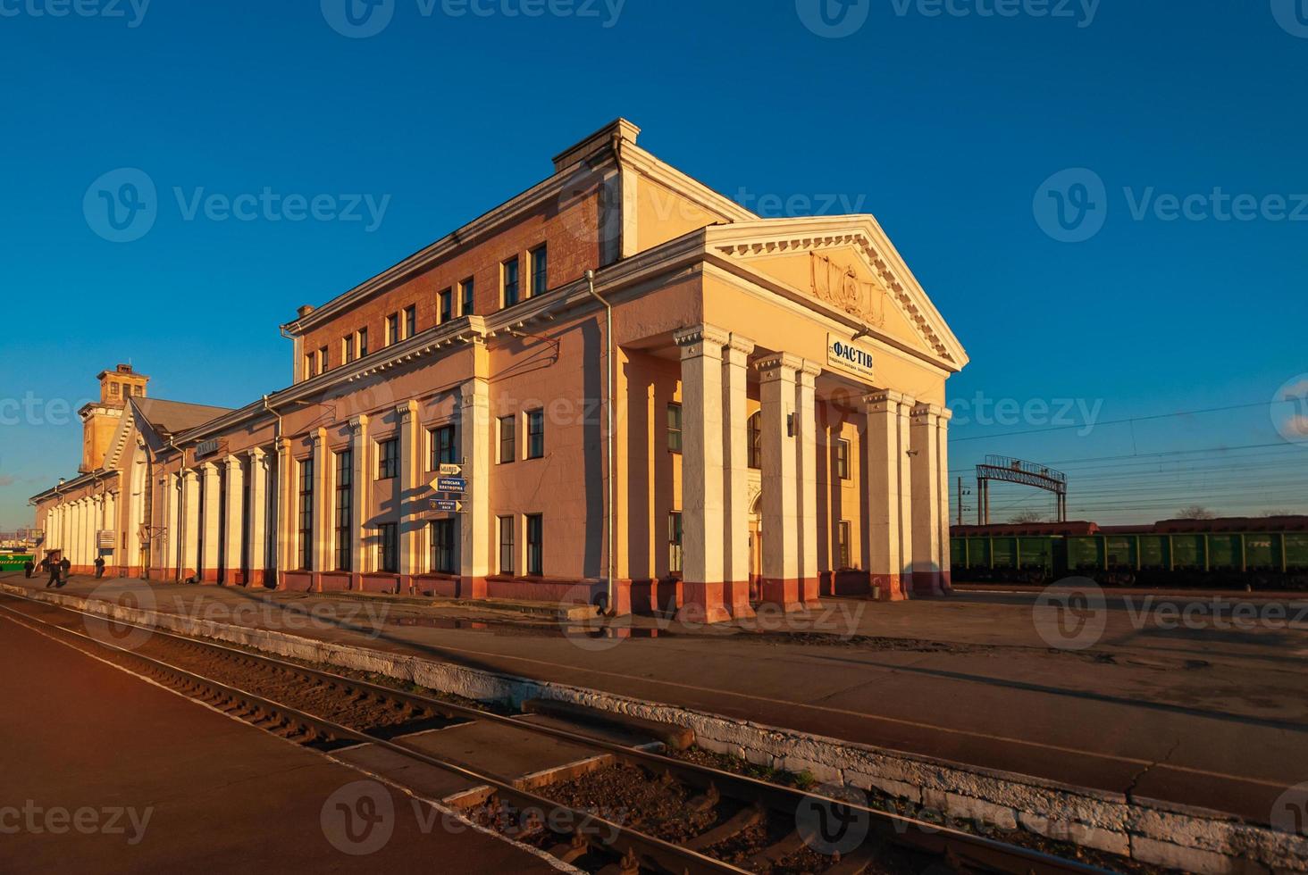 allmän se av de gammal järnväg station byggnad. fastiv, ukraina foto