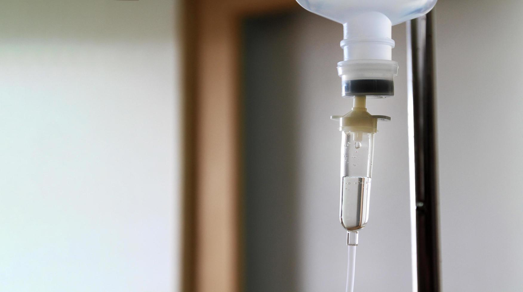 stänga upp intravenös vätska infusion under Avancerad kirurgi i rörelse rum på sjukhus. salin pump droppa till blod förlust patient människor med kopia Plats. medicinsk eller medicin, reparera friska och bota foto