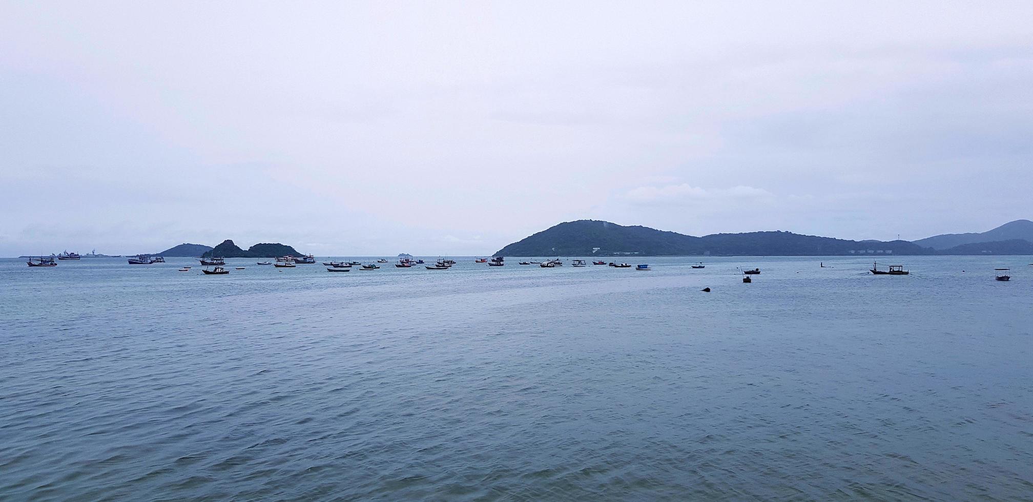 många lång svans båt och hastighet båt på hav. fordon på hav med vit himmel och berg bakgrund med kopia Plats på topp eller ovan. landskap av se på phuket, thailand. resa och resa. marinmålning foto