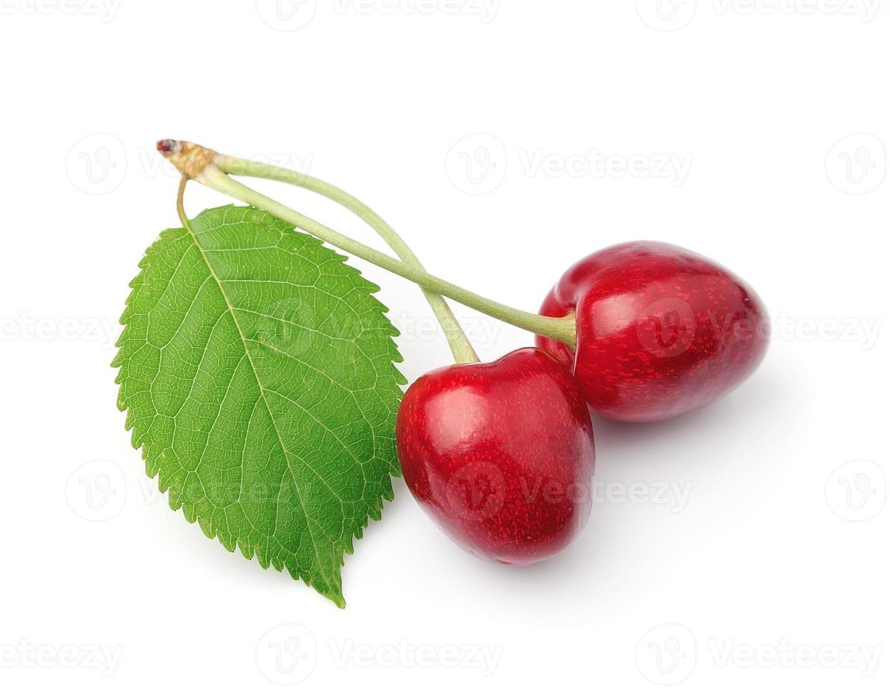 ljuv körsbär frukt närbild på vit. foto